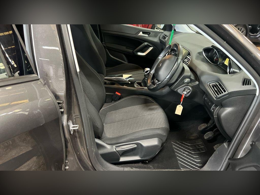 2018 Peugeot 308 thumbnail 8